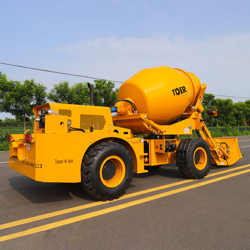 Camion malaxeur à béton compact avec rotation à 270°