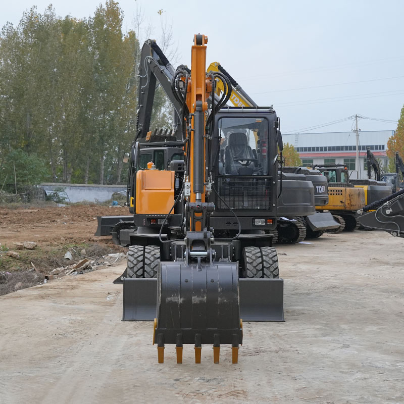 Pelle sur pneus compacte de 7,5 tonnes pour une productivité élevée et des coûts d'exploitation réduits