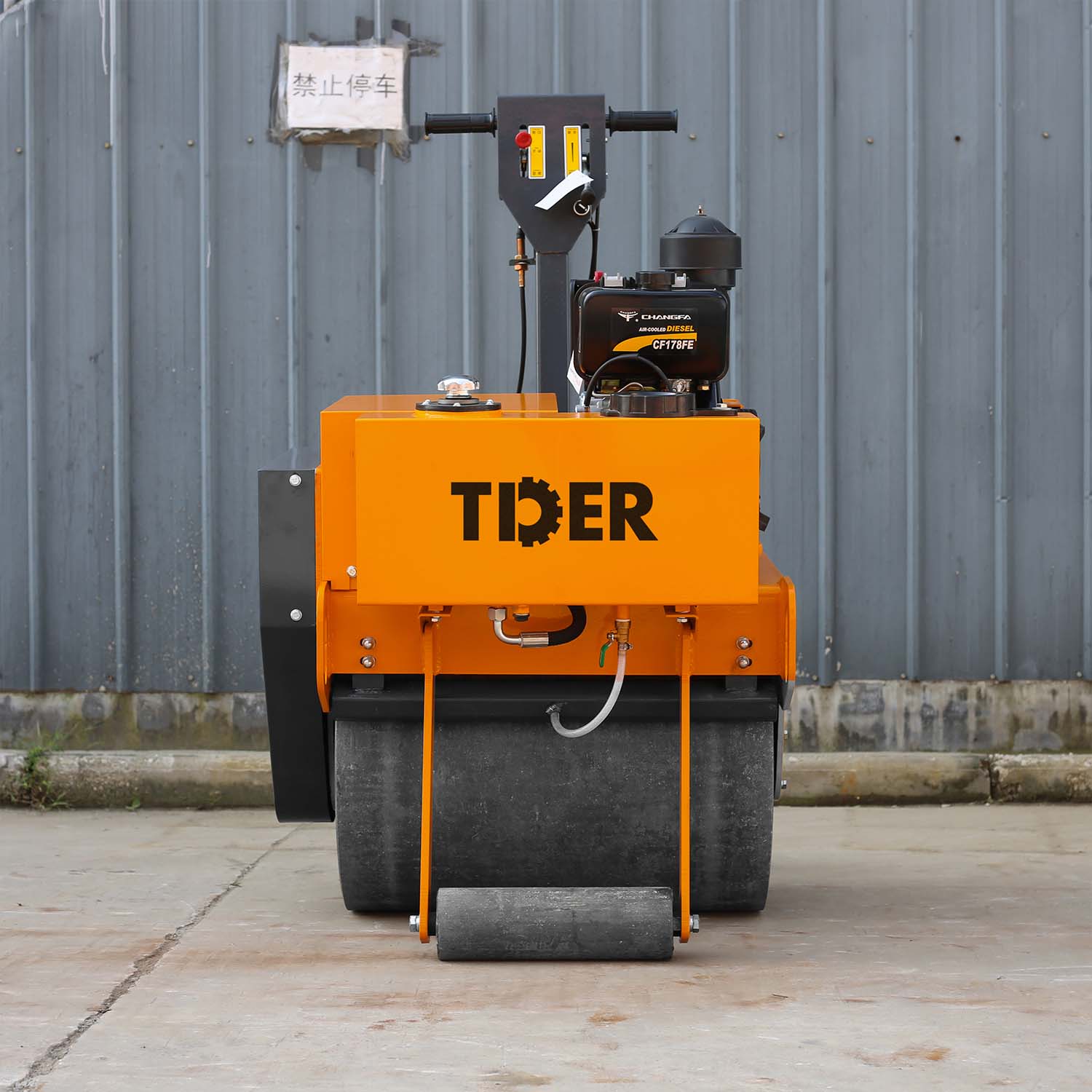 Compacteur à rouleau autoporté de 450 kg avec option de réservoir rotomoulé